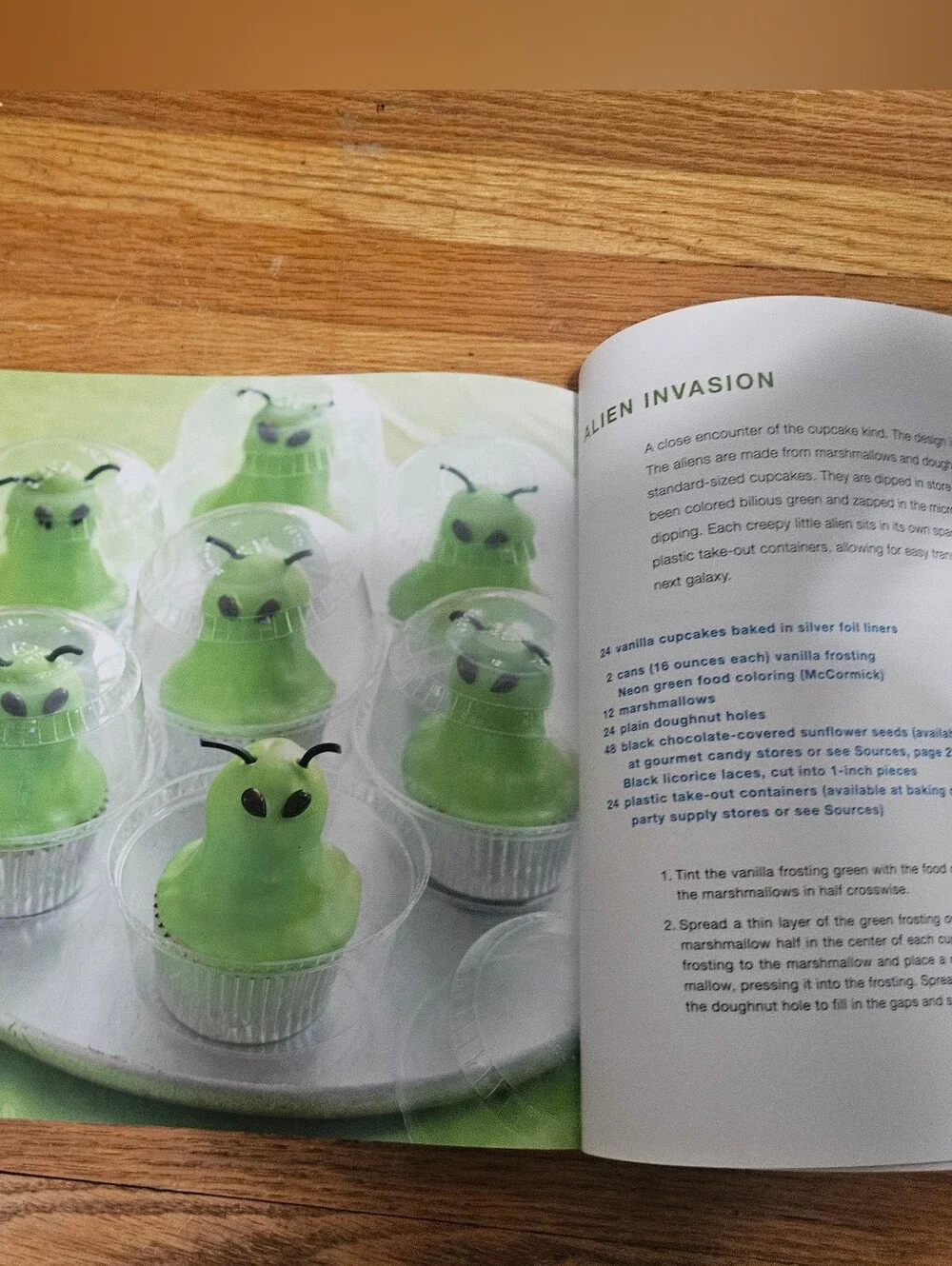 Hello, Cupcake! Cookbook - Decorative Cupcake Designs
